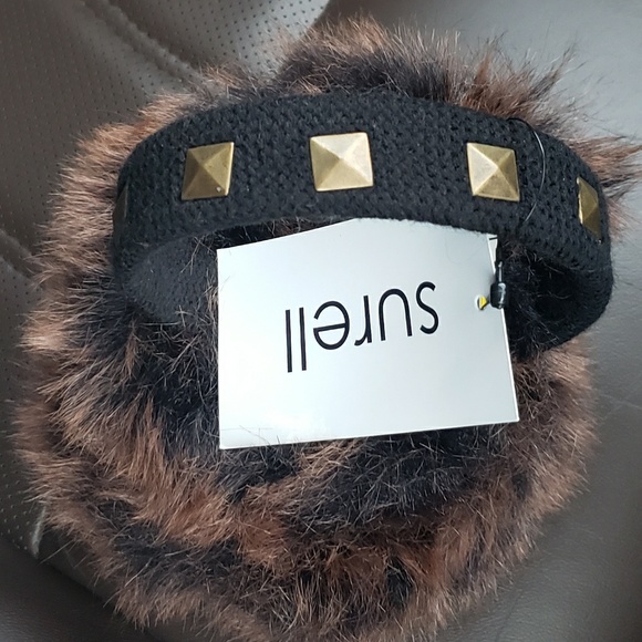 Surell
Faux Fox Fur Earmuffs Studded - Picture 2 of 4